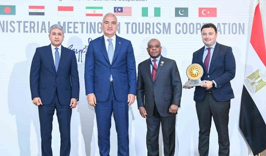Antalya "2025 Yılı D-8 Turizm Şehri" ödülünü Kahire’deki bakanlar toplantısında aldı