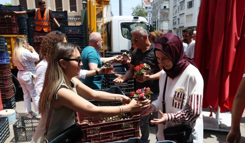 Antalya Büyükşehir’den annelere 25 bin çiçek