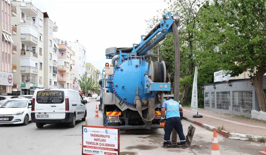 ASAT’ın ana arter ve bulvarlarda yağmur suyu hattı temizliği sürüyor