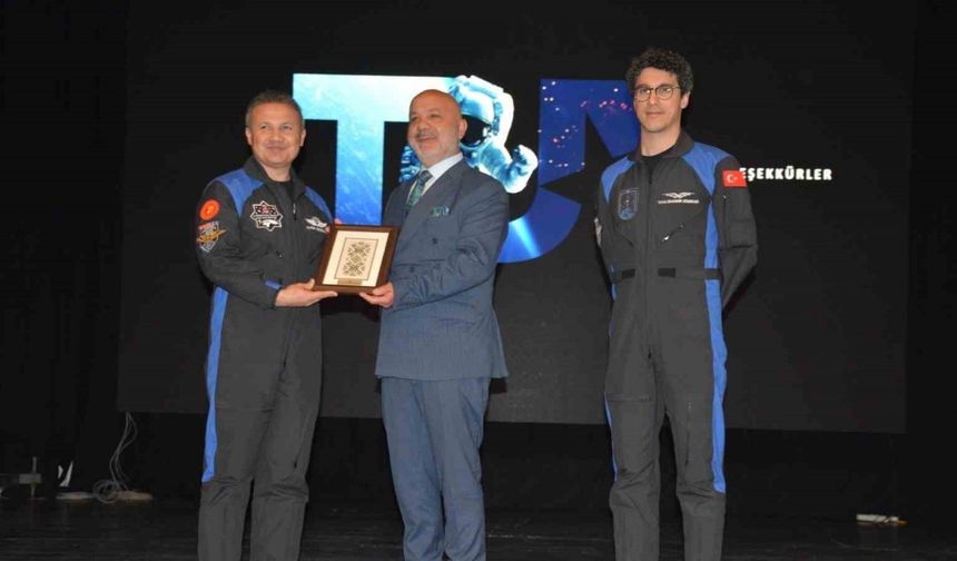 Astronot Alper Gezeravcı, seyir defterini Kıbrıs’la paylaştı