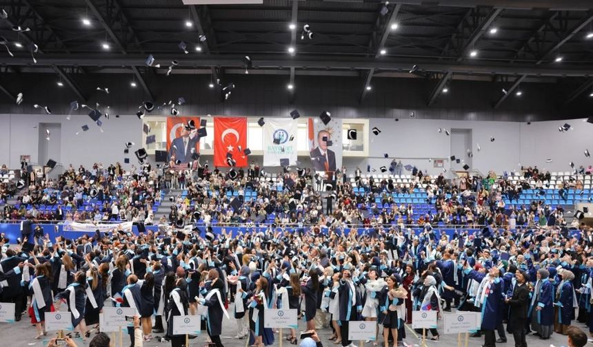 Bayburt’ta üniversite öğrencileri mezuniyet heyecanı yaşadı