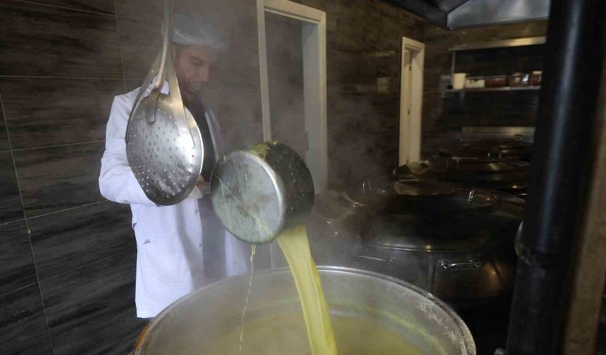 Darıca’da her gün yüzlerce eve sıcak yemek ulaştırılıyor