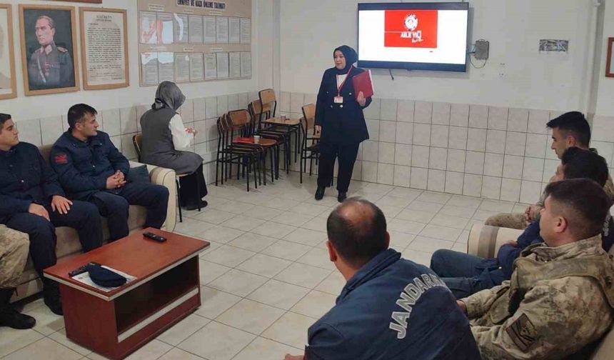 Demirözü jandarma personeline kadına yönelik şiddetle mücadele eğitimi verildi