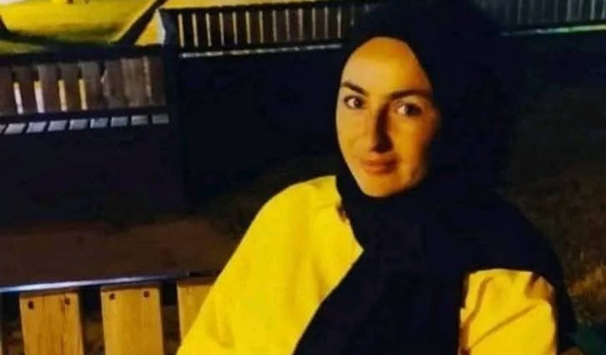 Devrilen traktörün altında kalan 2 çocuk annesi öldü
