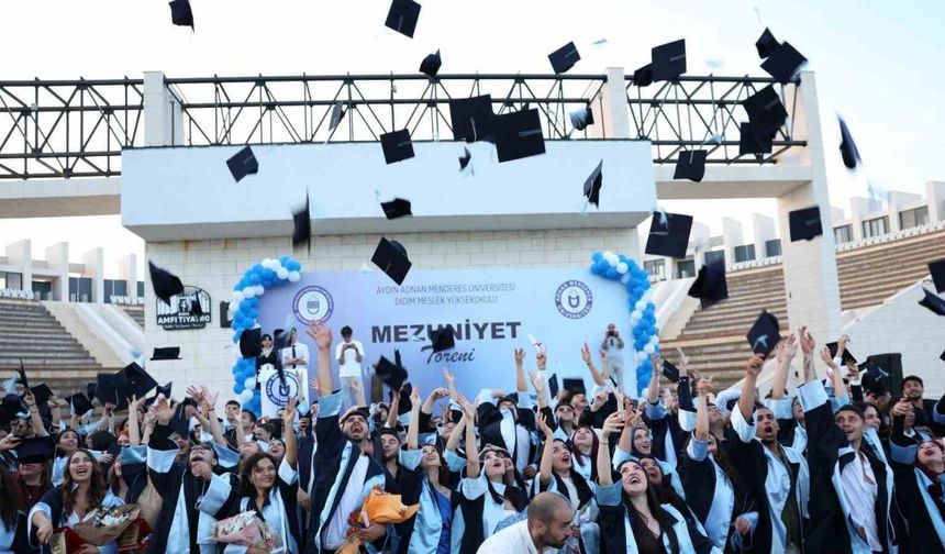 Didim MYO’da 140 öğrenci kep attı