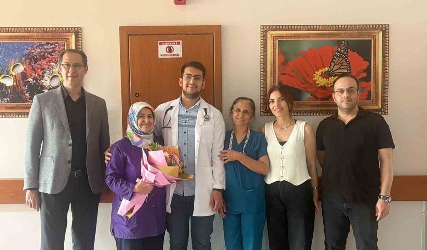 Doktor oğlundan hemşire anneye ’Anneler Günü’ sürprizi