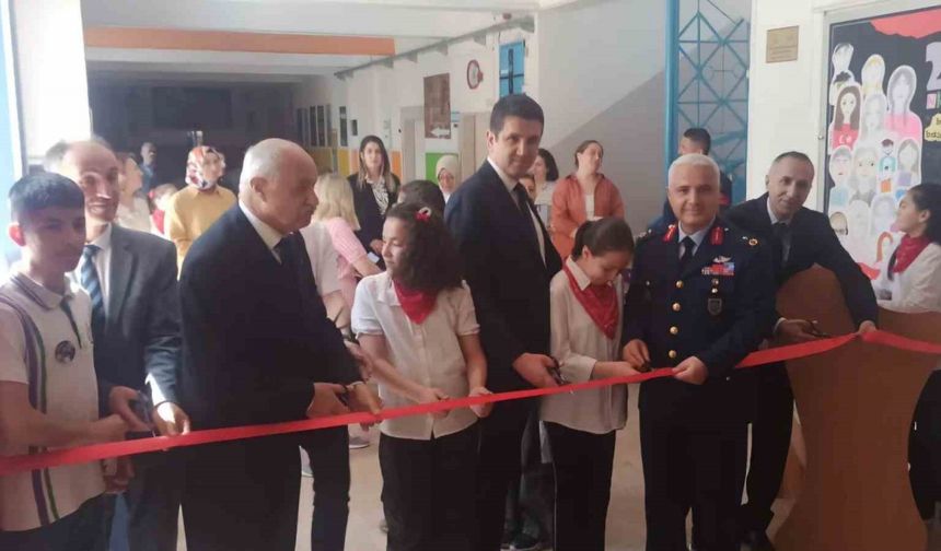 Eskişehir Orgeneral Halil Sözer Ortaokulu‘nda ‘Atatürk Çocukları Çok Severdi’ isimli resim ve fotoğraf sergisi