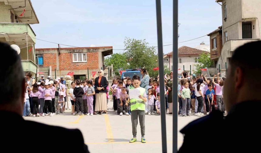 Güvenli trafiğin şartlarını ‘tebessümle’ öğrendiler