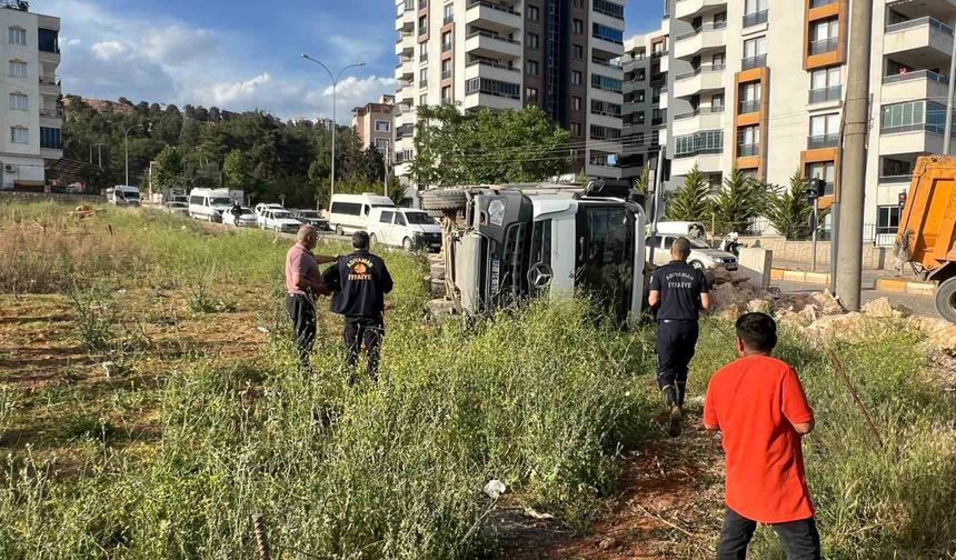 Hafriyat yüklü kamyon devrildi: 1 yaralı
