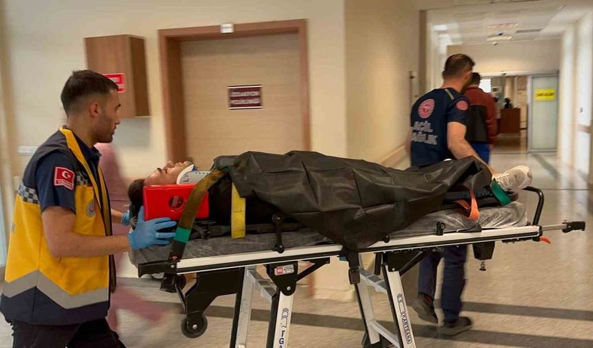 İki otomobil çarpıştı: 3 yaralı