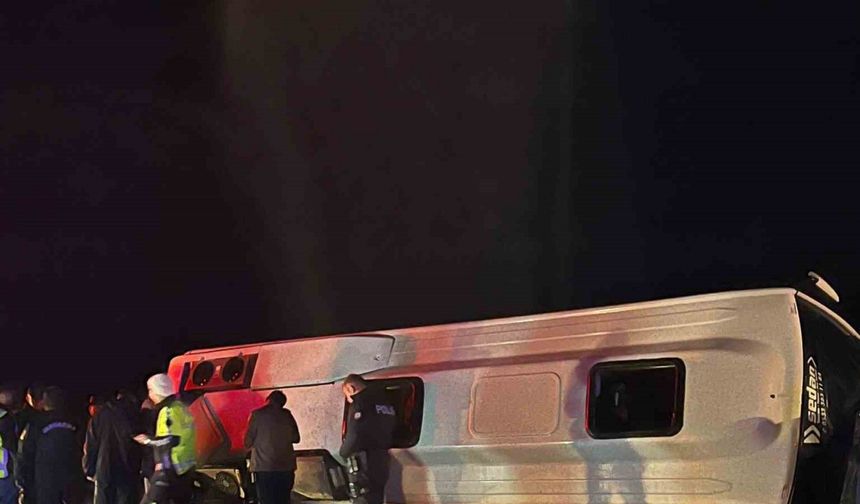 Kahramanmaraş’ta kontrolden çıkan minibüs devrildi: 1 ölü, 19 yaralı