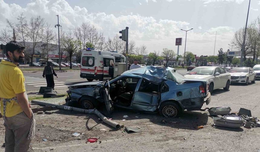 Kamyonet ile otomobil çarpıştı