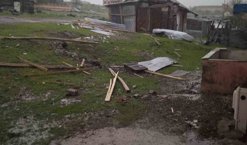 Karkaoçan’da fırtına evlerin çatılarını uçurdu