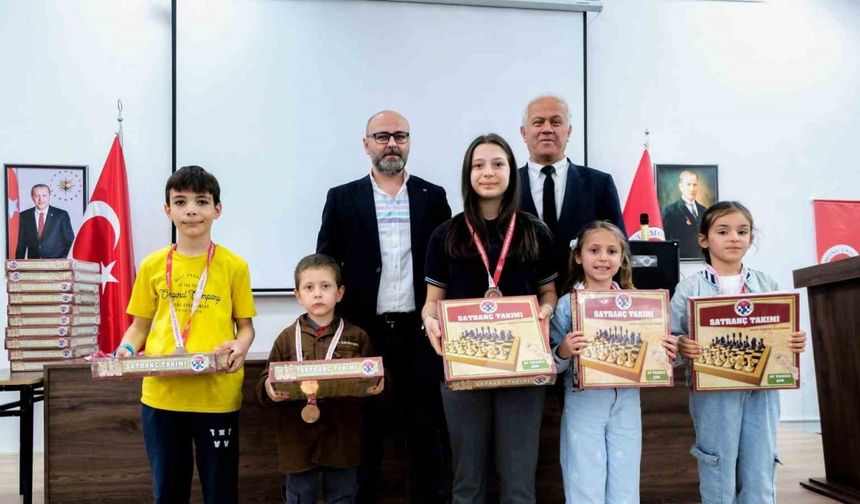 Kastamonu’da düzenlenen satranç turnuvasında gençler kıyasıya yarıştı
