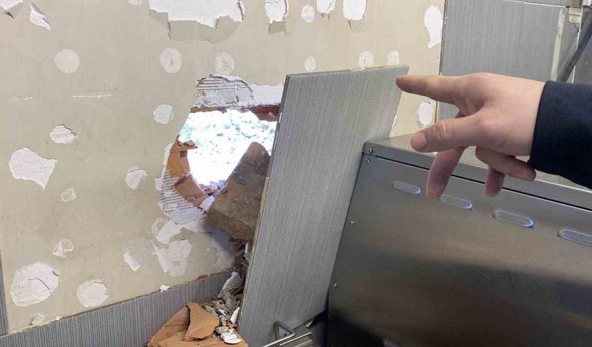 Kepçenin çarptığı iş yerinin duvarı hasar gördü