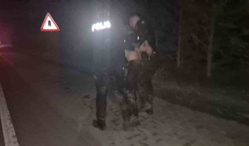 Kimlik kontrolü sırasında kaçtı, peşinden koşan polislerle beraber bataklığa düştü