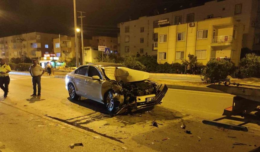 Erdemli'de Kontrolden Çıkan Araç Kamyonete Vurdu