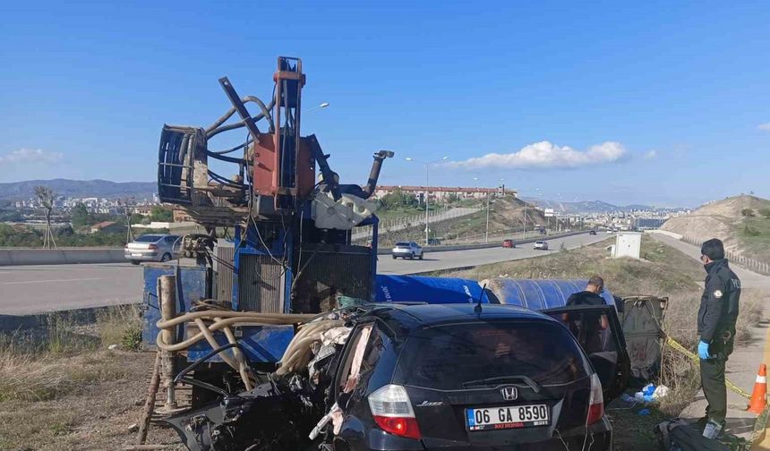Kontrolden çıkan otomobil sondaj makinesine çarptı: Anne ve oğlu hayatını kaybetti