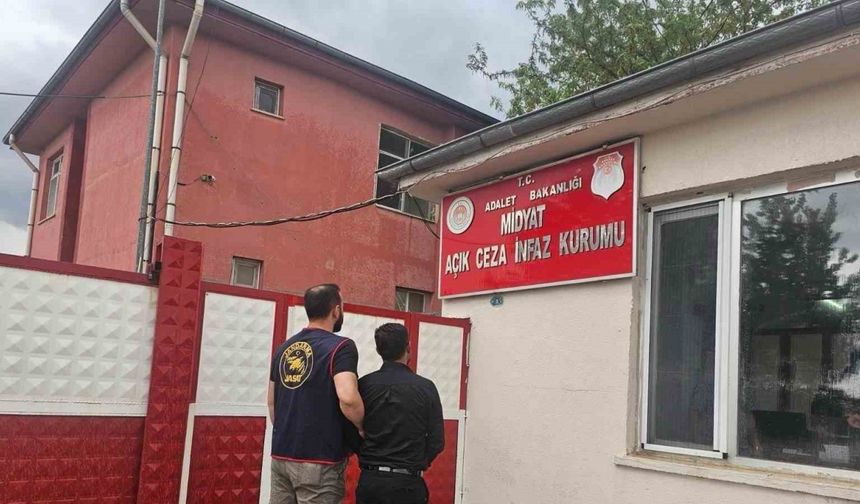 Mardin’de cezaevi firarisi düğün salonunda saz çalarken yakalandı