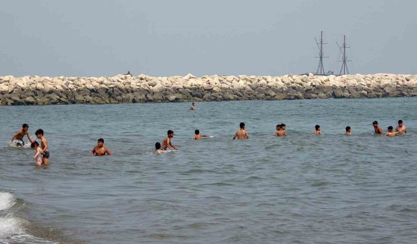 Mersin’de sıcaktan bunalan vatandaşlar denizde serinledi