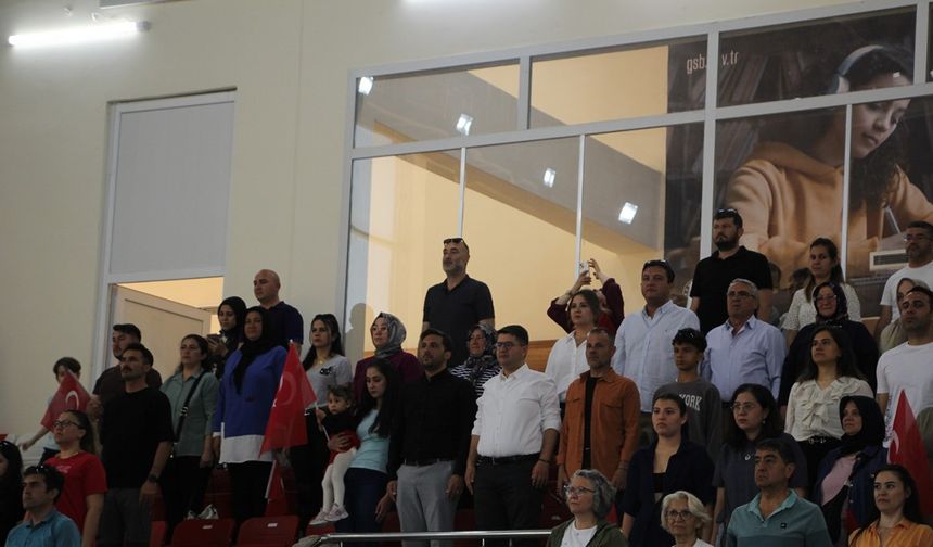 Minik yüzücülerden unutulmaz gösteri