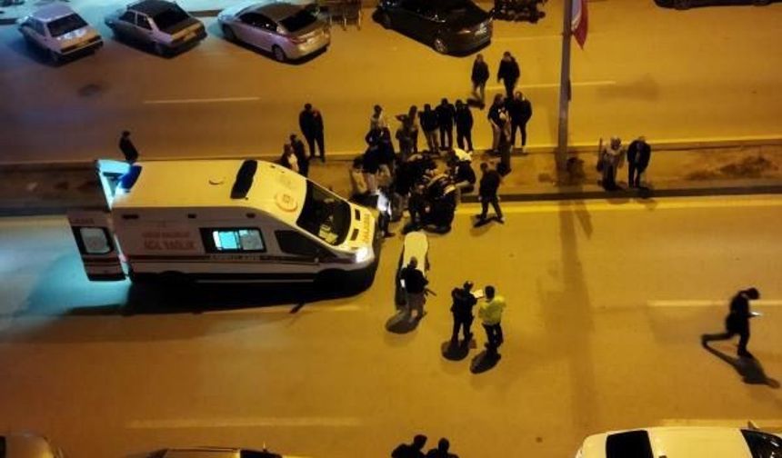 Motosiklet yolun karşısına geçen yayaya çarptı: 2 yaralı