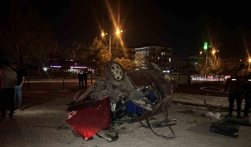 Otomobil kamyona çarpıp bahçeye uçtu: 2 yaralı