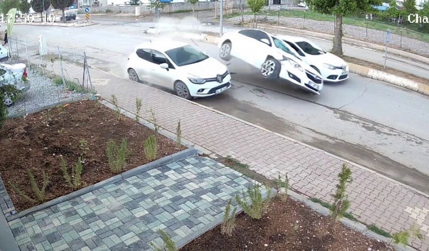 Otomobil park halindeki araca çarptı: 1 yaralı