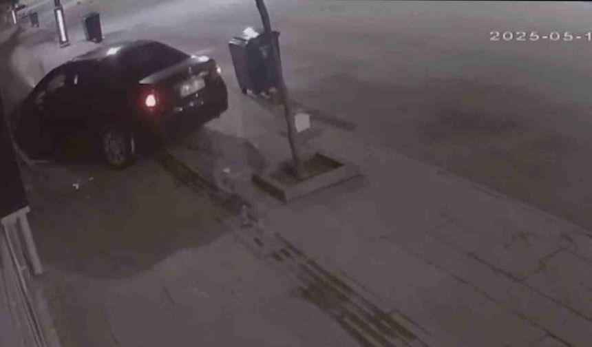 Otomobiliyle iş yerine çarpan sürücü kaçtı