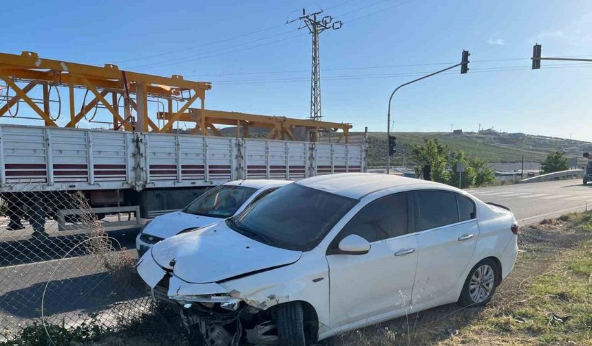 Otomobille çarpışan motosikletin sürücüsü yaralandı