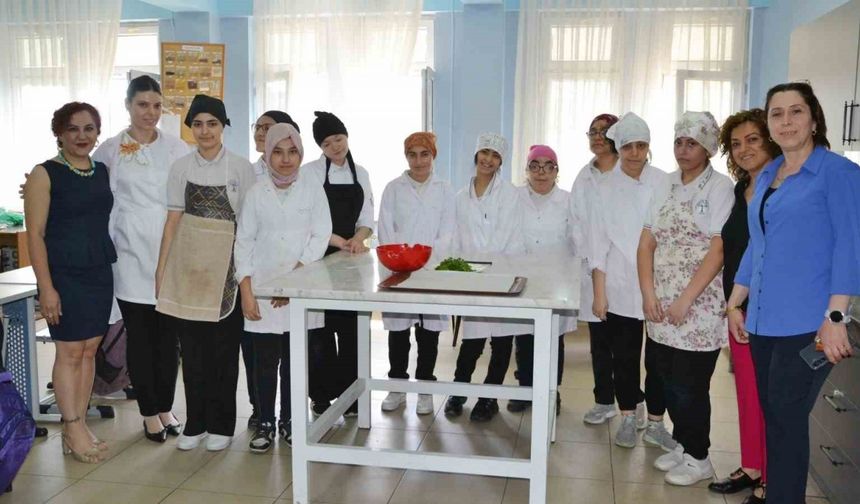 Özel öğrenciler uygulamalı eğitimle mutfak becerilerini geliştiriyor