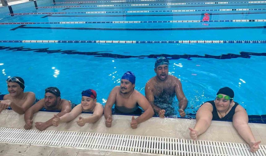 Özel sporcuların yüzme yarışında renkli görüntüler ortaya çıktı