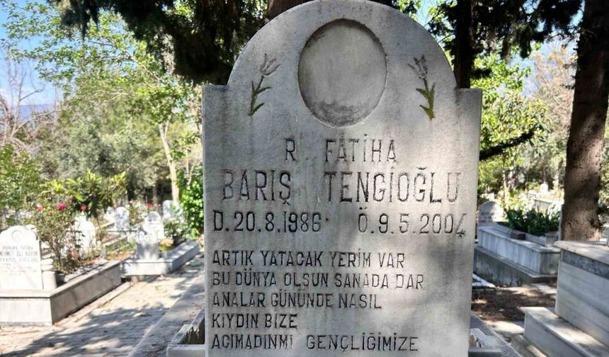 Özgür Özel’e saldıran şüphelinin katlettiği oğlunun mezarındaki "Analar gününde nasıl kıydın bize" ifadeleri dikkat çekti