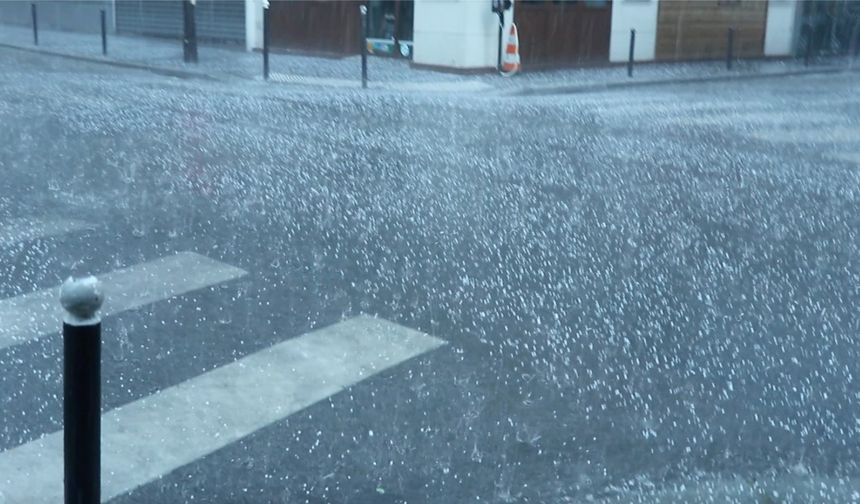 Paris’te 25 derece sıcaklıkta dolu yağdı