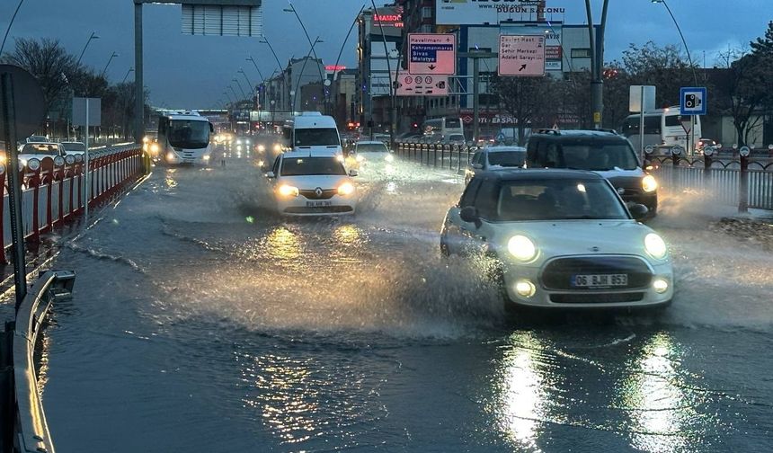 Sağanak yağış Kayseri’de hayatı olumsuz etkiledi