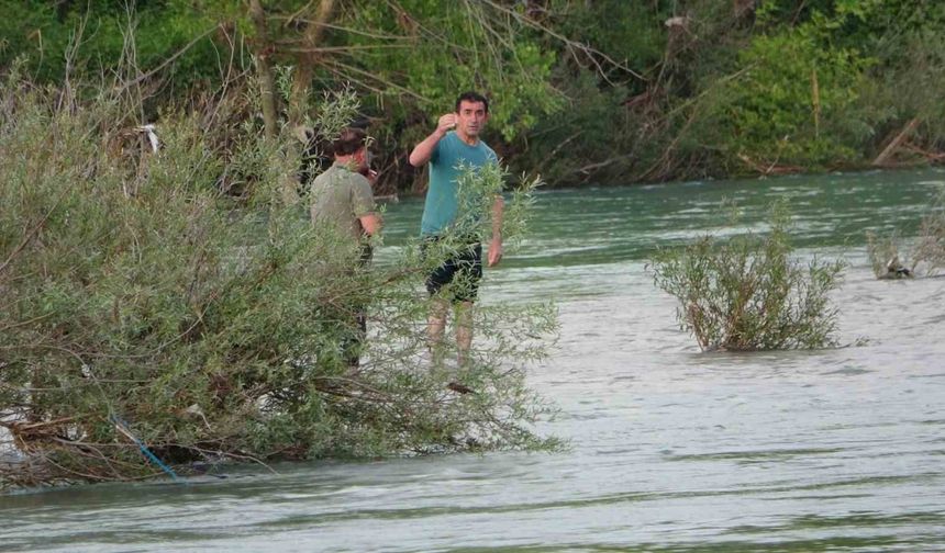 Suların yükseldiğini fark etmeyince ırmaktaki adacıkta mahsur kaldılar