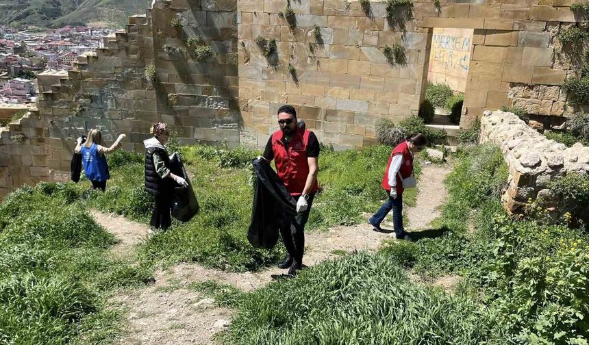 Tarihi Bayburt Kalesi’nde çevre temizliği yapıldı
