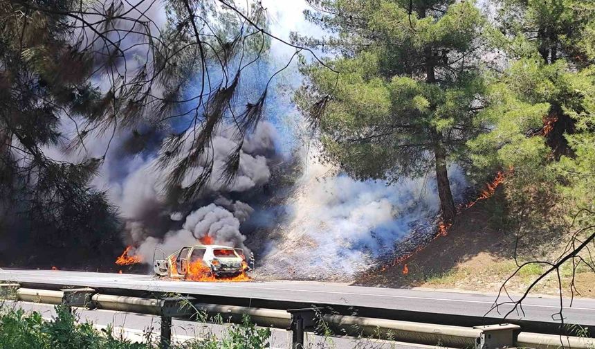 Tarsus'ta Alev Alan Otomobil Ormana Sıçradı
