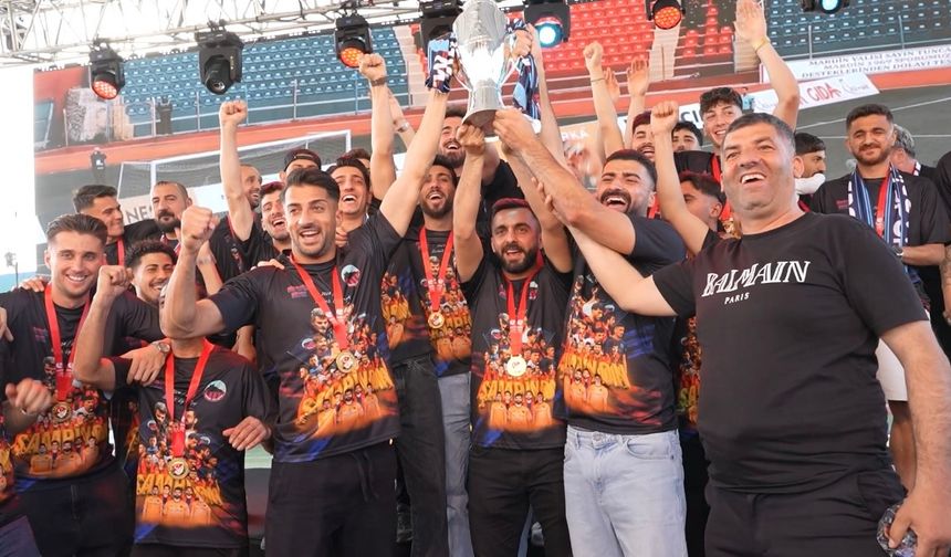 TFF 2. Lig’e yükselen Mardin 1969 Spor, şampiyonluk kupasını aldı