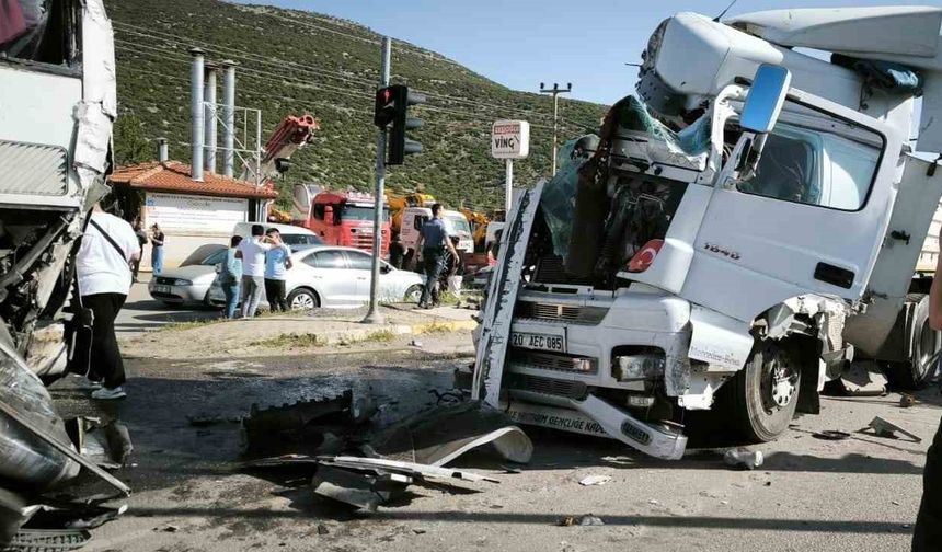 Tır, kırmızı ışıkta bekleyen otobüs ve otomobile çarptı: 6 yaralı