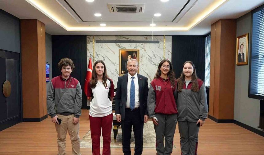 Trafik konulu resim yarışmasında dereceye giren öğrenciler Emniyet Müdürü Kurt’u ziyaret etti