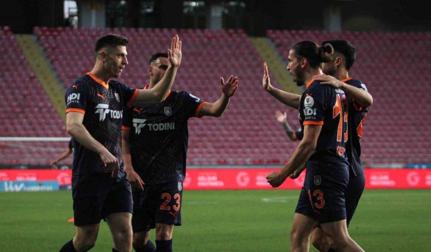 Trendyol Süper Lig: Atakaş Hatayspor: 1 - Başakşehir: 2 (İlk yarı)