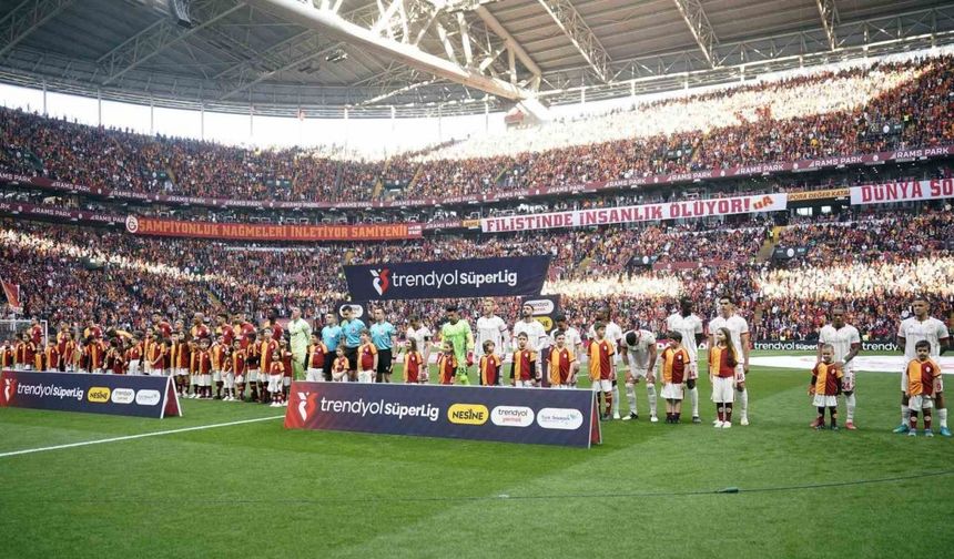 Trendyol Süper Lig: Galatasaray: 2 - Sivasspor: 0 (Maç devam ediyor)