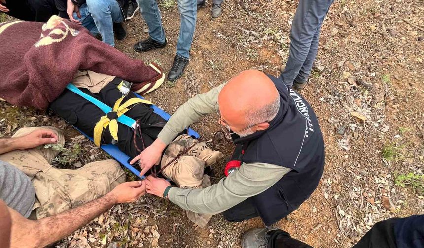 Uçurumdan düşen vatandaşı itfaiye ekipleri kurtardı