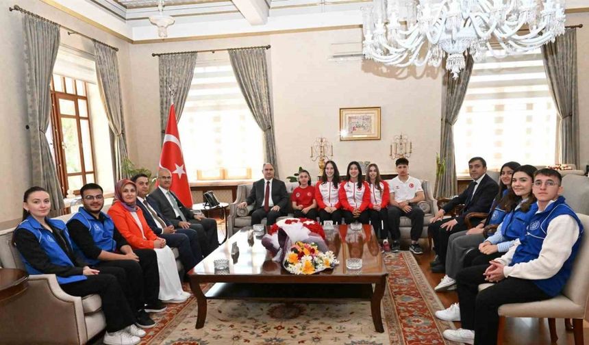 Vali Özkan gençleri ağırladı