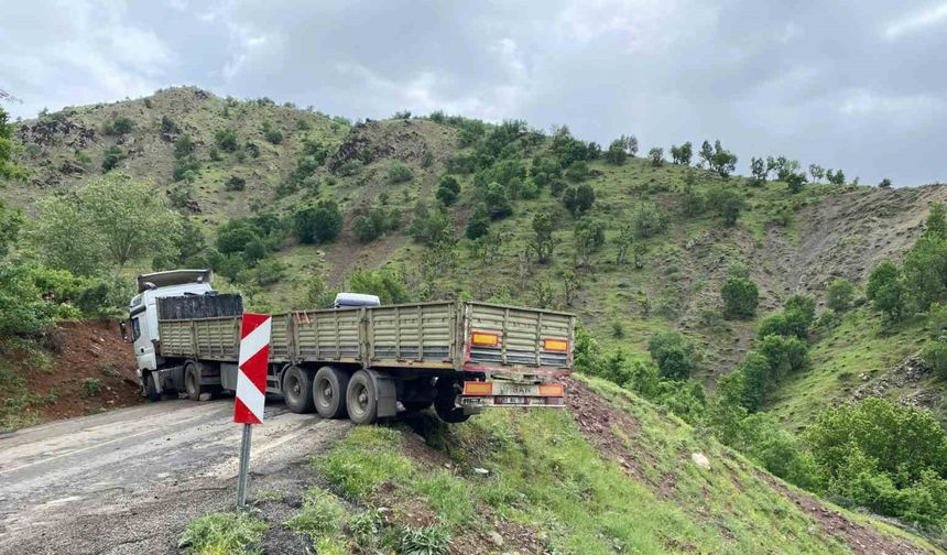 Virajlı yolda mahsur kalan tırı vatandaşlar kurtardı