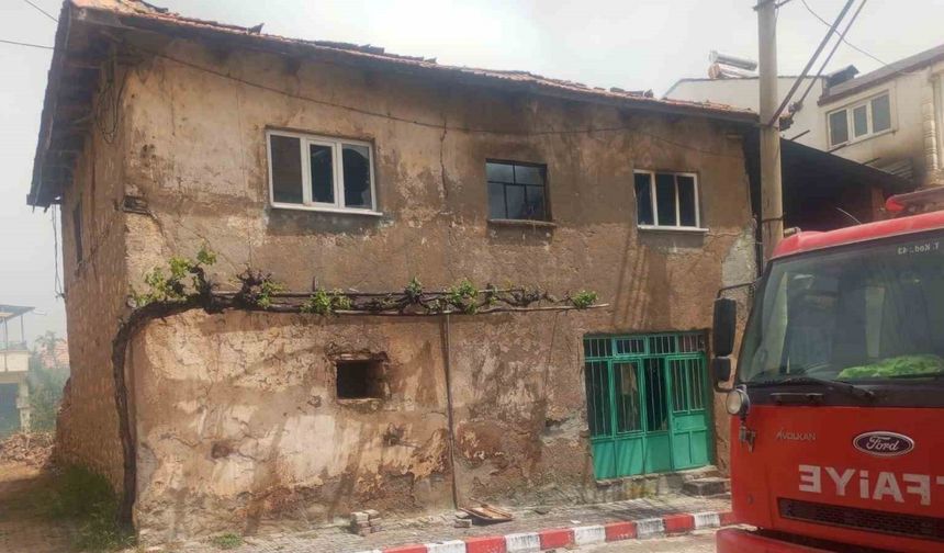 Yangında 75 yaşındaki adamın evi kullanılamaz hale geldi