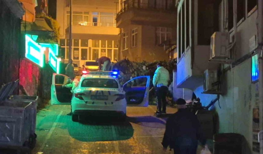 Yola dökülen odunlar trafik akışını engelledi