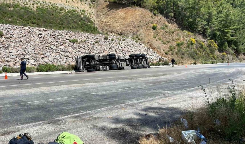 Zift yüklü tankeri taşıyan tır devrildi: 1 kişi yaralandı