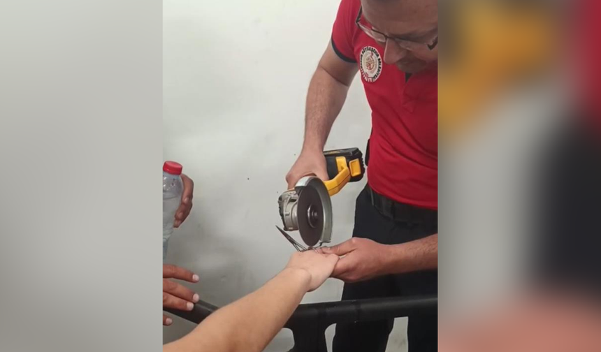 Tarsus'ta Makasa Sıkışan Parmağı İtfaiye Kurtardı